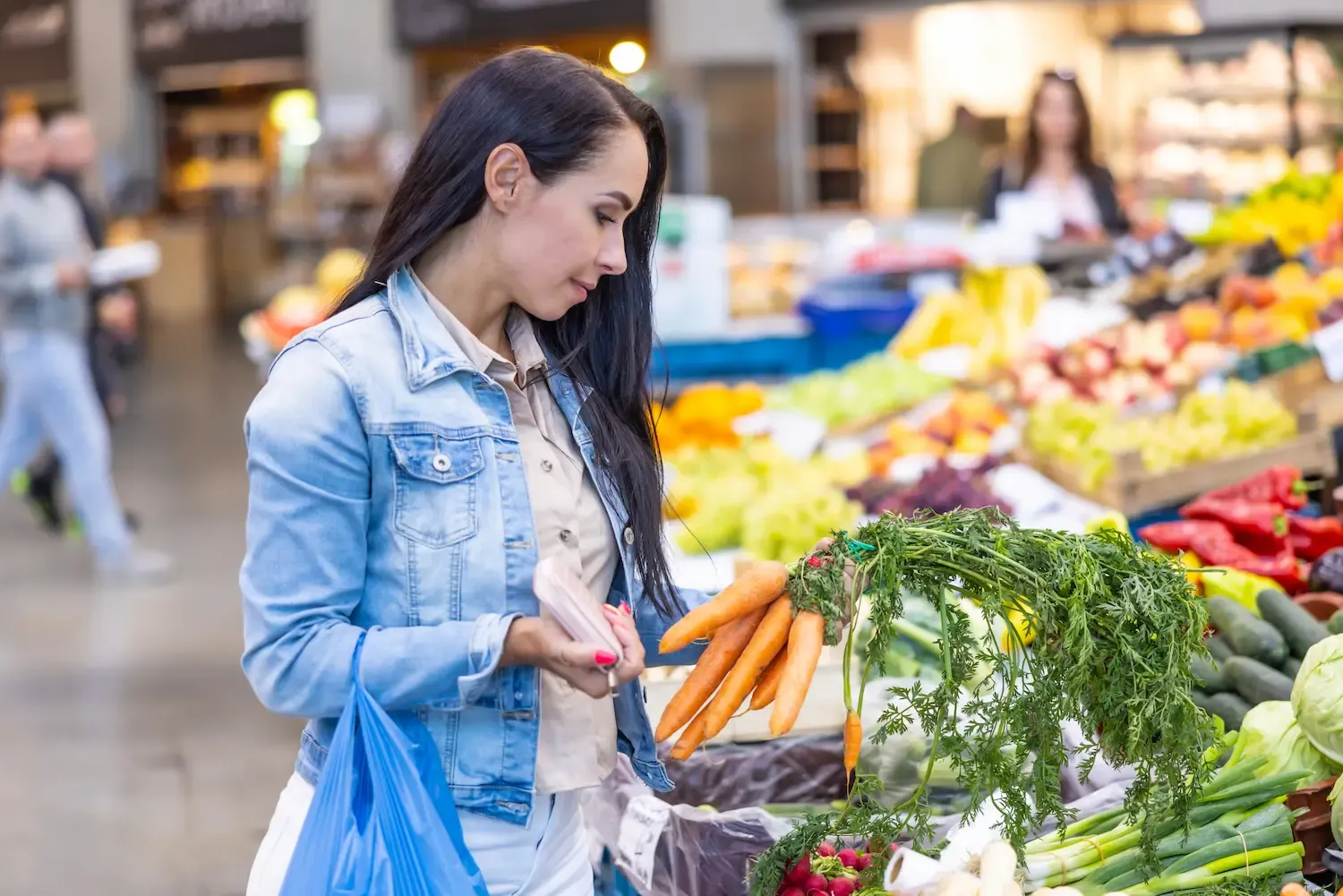 Cliente seleccionando vegetales frescos
